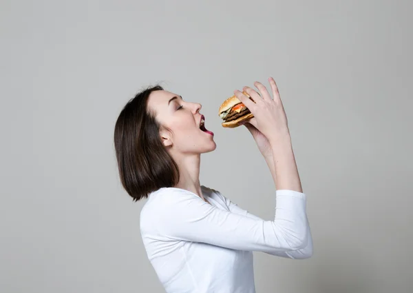 Дівчина їсть здоровий бутерброд ізольовано на білому тлі — стокове фото