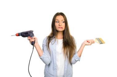 iş giyisi elektrikli matkap kullanarak toolbelt ile giyen erkek