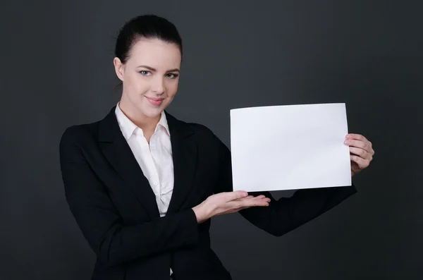 Boş yazı tahtası siyah arka plan üzerine tutarak iş kız — Stok fotoğraf