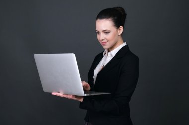 Genç iş kadını siyah backgrounsd üstünde defter ile güzel