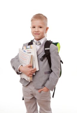 bir sırt çantası, bir yığın beyaz arka plan üzerinde izole kitap ile öğrenci