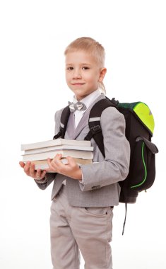 bir sırt çantası, bir yığın beyaz arka plan üzerinde izole kitap ile öğrenci