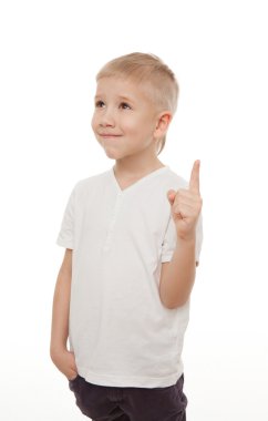 Stüdyoda, beyaz arka planda izole edilmiş bir manken gibi poz veren güzel çocuk.