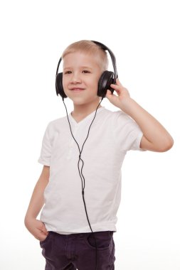 kulaklıklı çocuk, beyaz arka plan üzerinde izole