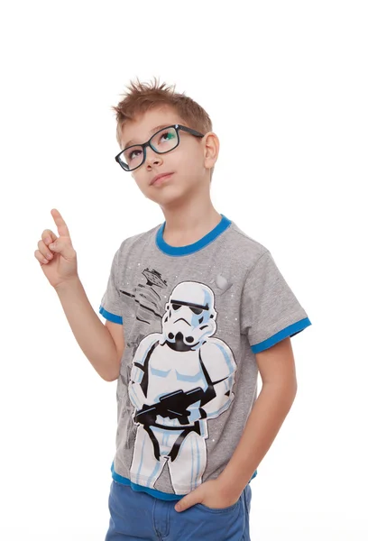 Stüdyoda beyaz arka planda manken gibi poz veren güzel bir çocuk.
