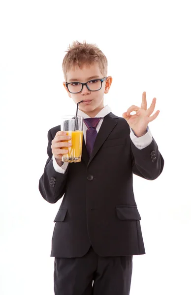 Ritratto di bambino che beve succo d'arancia. Isolato su sfondo bianco . — Foto Stock