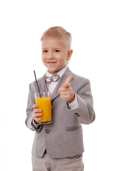 Retrato de un niño bebiendo jugo de naranja. Aislado sobre fondo blanco . — Foto de Stock