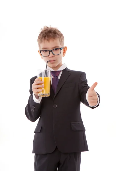 Ritratto di bambino che beve succo d'arancia. Isolato su sfondo bianco . — Foto Stock