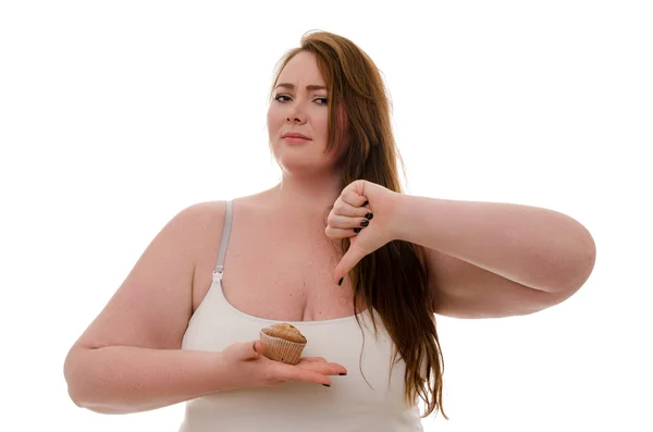 Una donna grassa con un muffin in mano isolato su sfondo bianco — Foto Stock