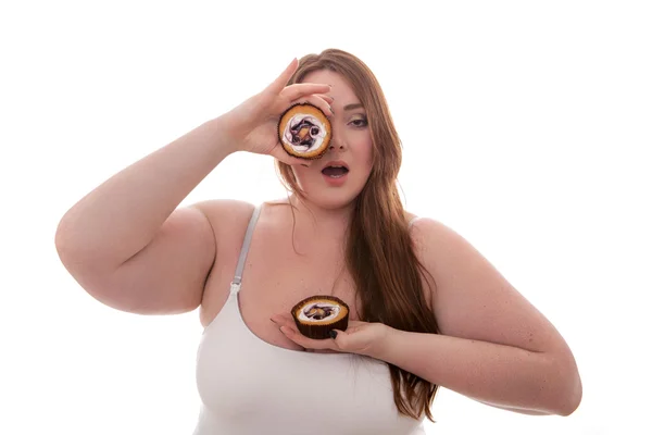Hermosa mujer de tamaño grande sosteniendo pastel en su mano aislado sobre fondo blanco — Foto de Stock