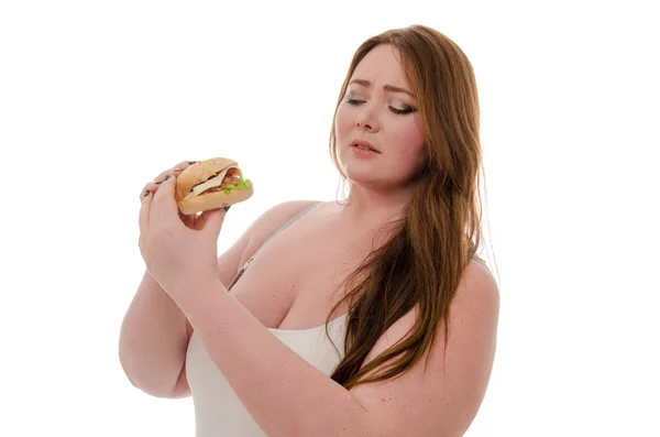 Mujer gorda comiendo hamburguesa aislada sobre fondo blanco — Foto de Stock