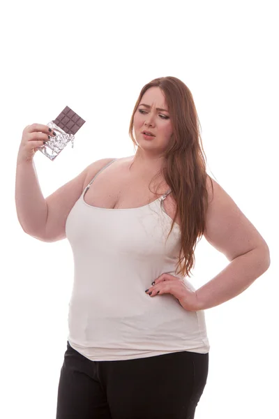 Wanita gemuk dengan coklat di tangannya terisolasi dengan latar belakang putih — Stok Foto