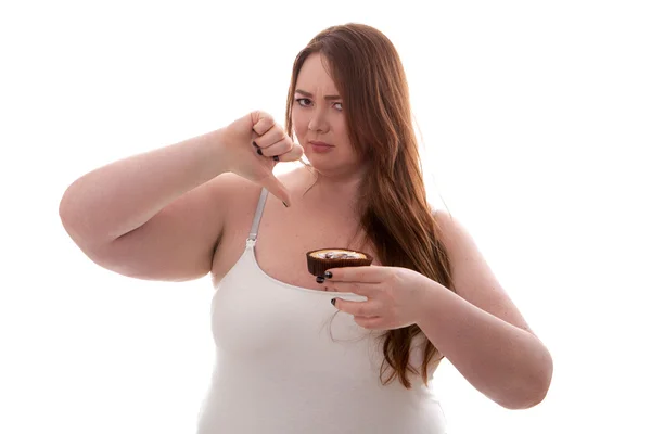 Krásné plus velikost ženy držící dort na její ruce izolovaných na bílém pozadí — Stock fotografie