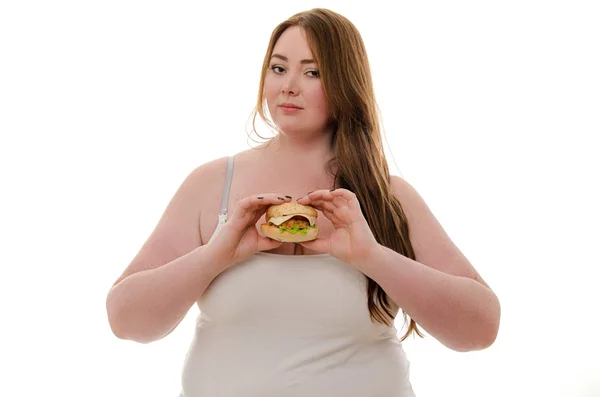 Grasso donna mangiare hamburger isolato su sfondo bianco — Foto Stock