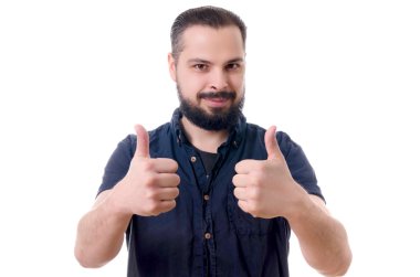 Sakallı genç yakışıklı adam beyaz arka plan üzerinde izole jest gösterir