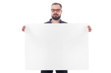 Beyaz arka plan üzerinde izole onun elinde boş bir sakallı genç yakışıklı adam