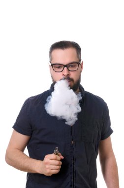 Sakal ve gözlük beyaz arka plan üzerinde izole el elektronik sigara ile genç yakışıklı adam