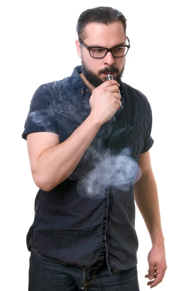 Sakal ve gözlük beyaz arka plan üzerinde izole el elektronik sigara ile genç yakışıklı adam
