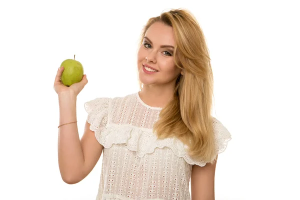 Όμορφη κοπέλα με την Apple με τα χέρια που απομονώνονται σε λευκό φόντο — Φωτογραφία Αρχείου