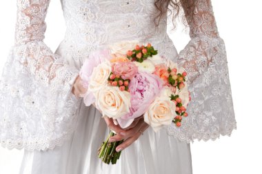 genç güzel kız beyaz arka plan üzerinde izole çiçek tutan bir gelinlik