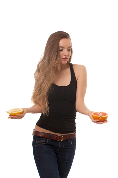 Una joven hermosa mujer con limón y pomelo en manos aisladas sobre fondo blanco — Foto de Stock