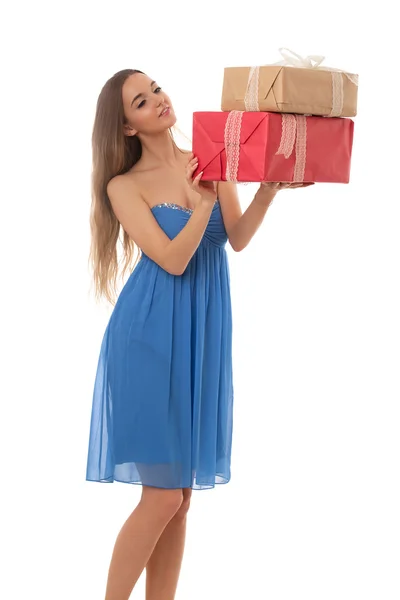 Mooie meisje in blauwe jurk met geschenkdozen in hand geïsoleerd op witte achtergrond — Stockfoto