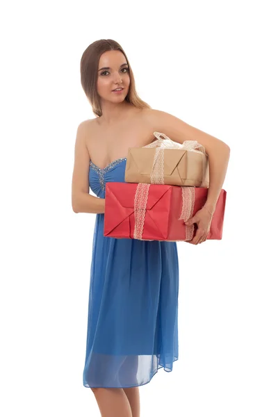 Mooie meisje in blauwe jurk met geschenkdozen in hand geïsoleerd op witte achtergrond — Stockfoto