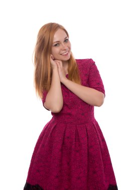 Beyaz arka plan üzerinde izole Kırmızı elbiseli kızıl saçlı genç güzel kız