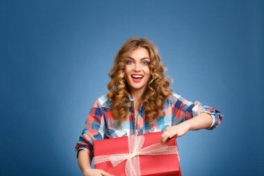 bir kutu içinde kırmızı bir Noel hediye paketi ile genç kız