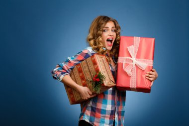 iki kutu Noel hediye paketi ile kız