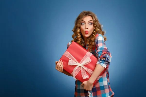 bir kutu içinde kırmızı bir Noel hediye paketi ile genç kız