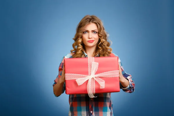 Jong meisje met een doos in een rode kerst cadeau arrangement — Stockfoto