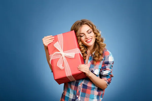 bir kutu içinde kırmızı bir Noel hediye paketi ile genç kız