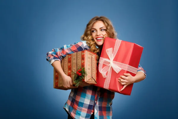 Meisje met twee vakken in kerst cadeau arrangement — Stockfoto