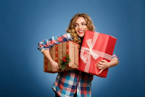 iki kutu Noel hediye paketi ile kız