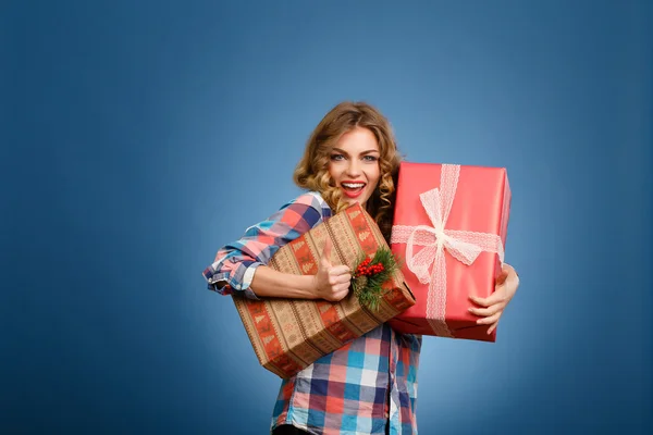 Meisje met twee vakken in kerst cadeau arrangement — Stockfoto