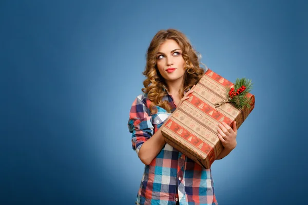 Jong meisje met een doos in de doos van de gift van Kerstmis — Stockfoto