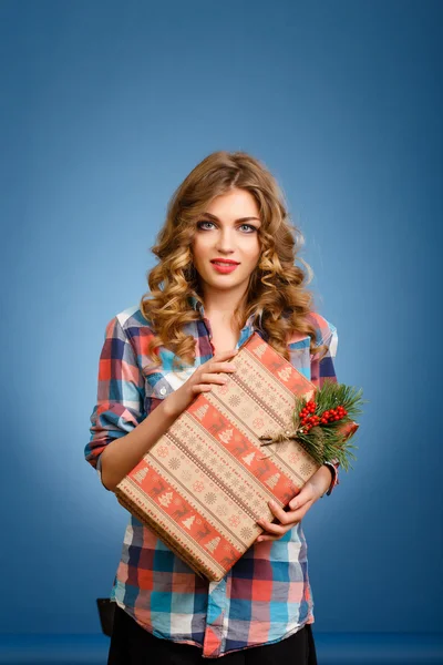 Jong meisje met een doos in de doos van de gift van Kerstmis — Stockfoto