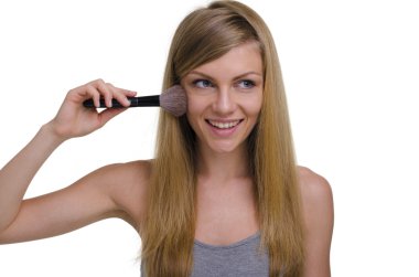 Makyaj için fırça ile genç güzel kadın