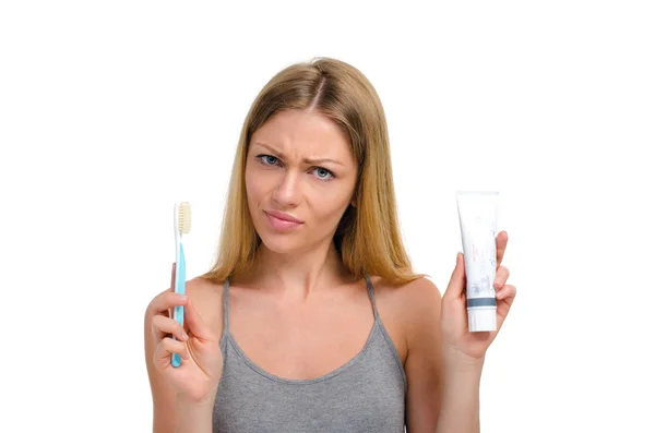 Menina bonita nova com escova de dentes e pasta de dentes — Fotografia de Stock