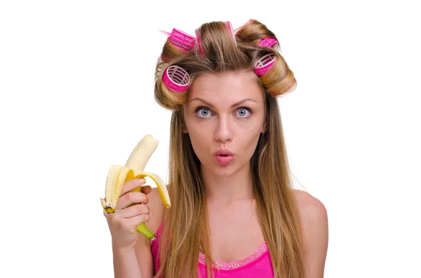 Hermosa chica con rulos con un plátano — Foto de Stock