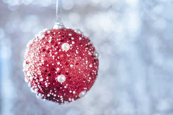 Noel ya da yeni yıl kartı. Mavi arka planda kırmızı Noel balosu.