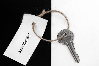 Siyah-beyaz arka planda, üzerinde 