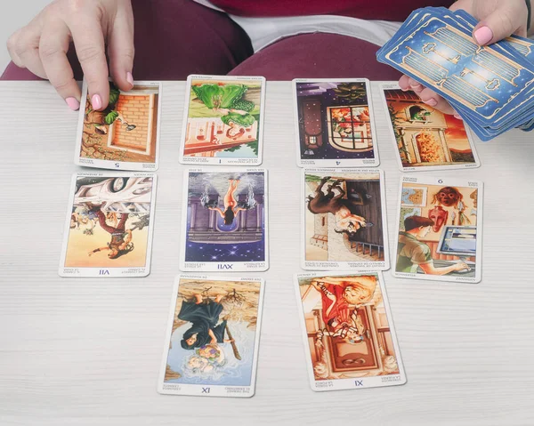 Kırmızılı cadı Tarot kartları yapıyor..
