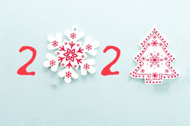 Yeni yıl afişi, kartpostal. Numara 2021. 0 sayısı yerine, bir kar tanesi, 1 numara yerine, bir Noel ağacı..