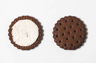 Beyaz arka planda iki yarım çikolatalı kurabiye..