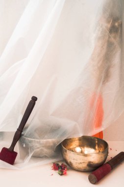 İki şarkı söyleyen Tibet kâsesi, kurutulmuş otlar ve turuncu bir vazoda çiçeklerle eski bir hayat..