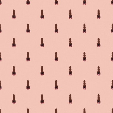 Pembe arka plandaki desenler. Satranç taşları.