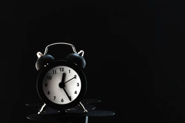 Siyah arkaplanda klasik saat.