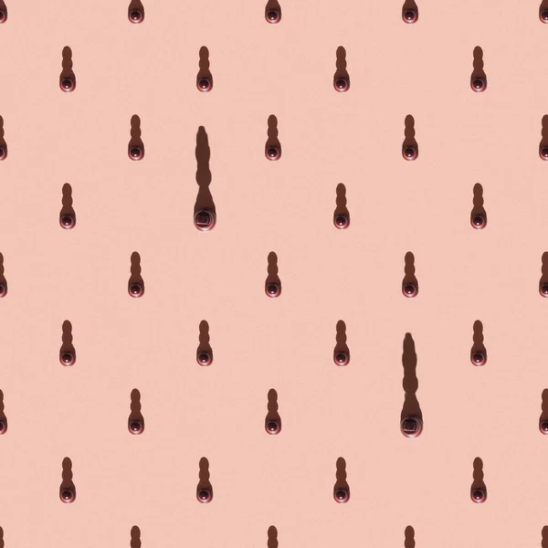 Pembe arka planda satranç taşları deseni.
